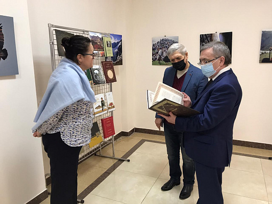 Юрий Левицкий посетил книжную выставку, посвященную столетию со дня образования Дагестанской АССР